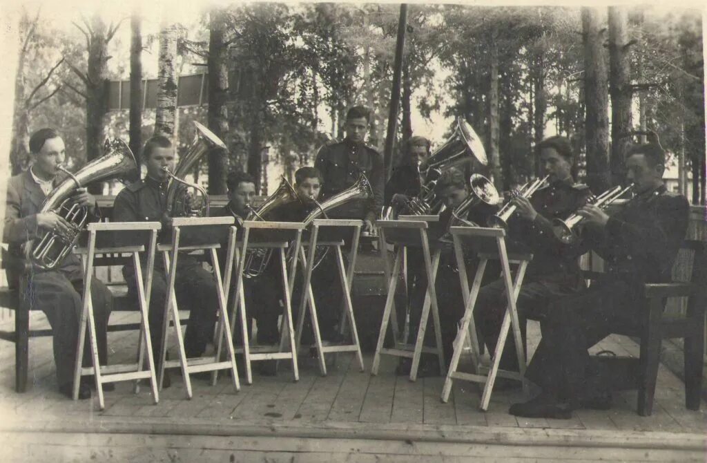 Военный духовой оркестр инструменты. Городской духовой оркестр великий новгород. Марши и вальсы для духового оркестра пластинка. Духовой оркестр 1915г. Духовые оркестры старинные вальсы.