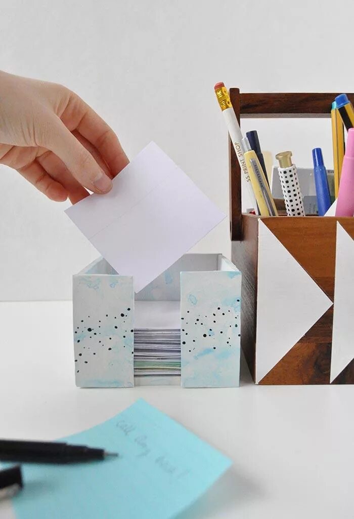 полезные поделки из картона. поделки из картона. карандаши в стакане. полезная вещь из картона и бумаги. канцелярия из картона.