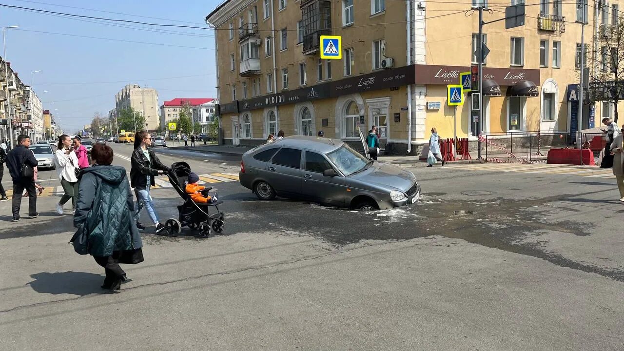 Машина провалилась под асфальт. Асфальт. Новости Кургана. Курган центр.