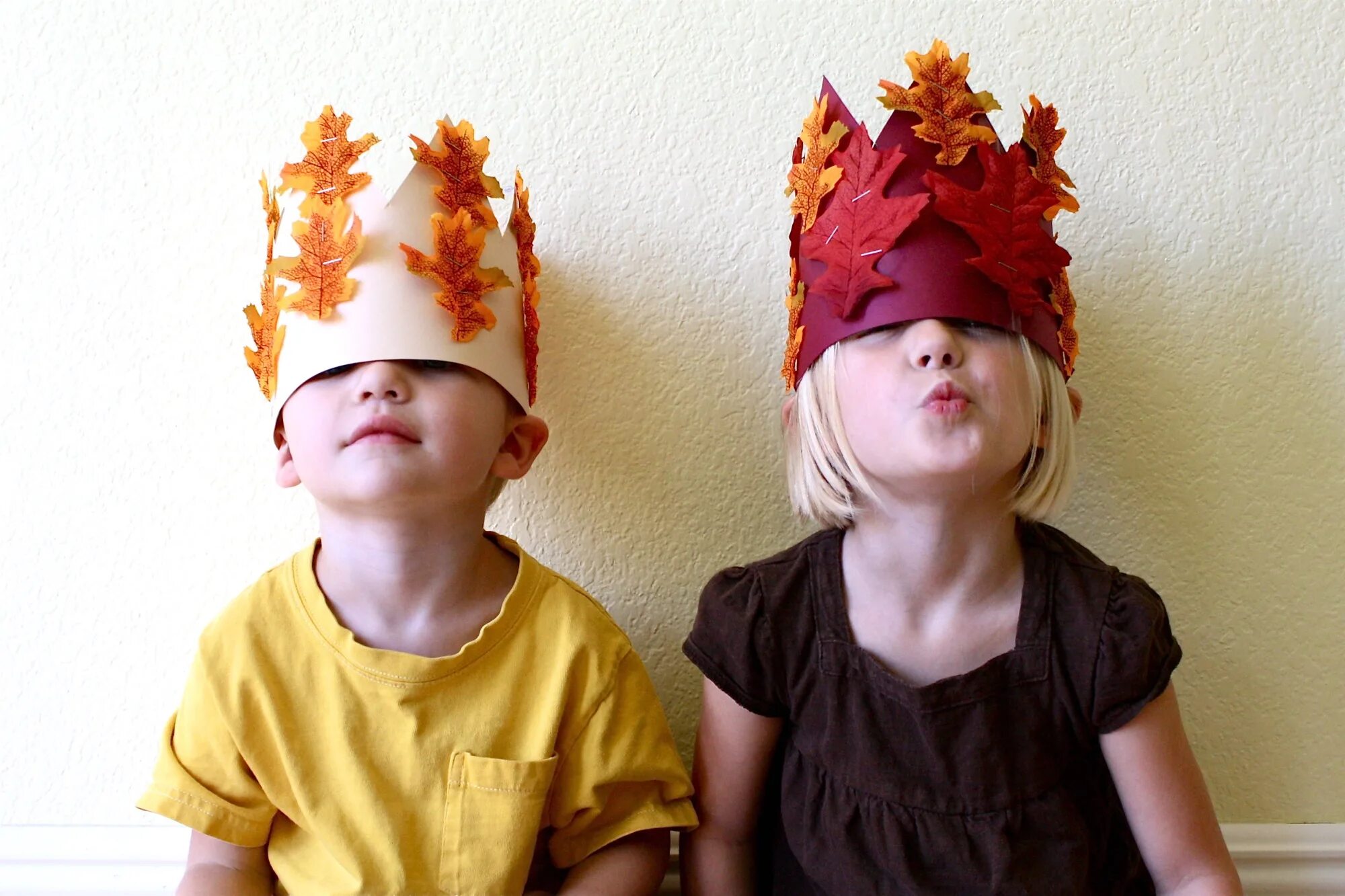 Осенние веночки на голову. Сделать корону из листьев. Кленовая корона. Корона из осенних листьев. Сделать корону из листьев.