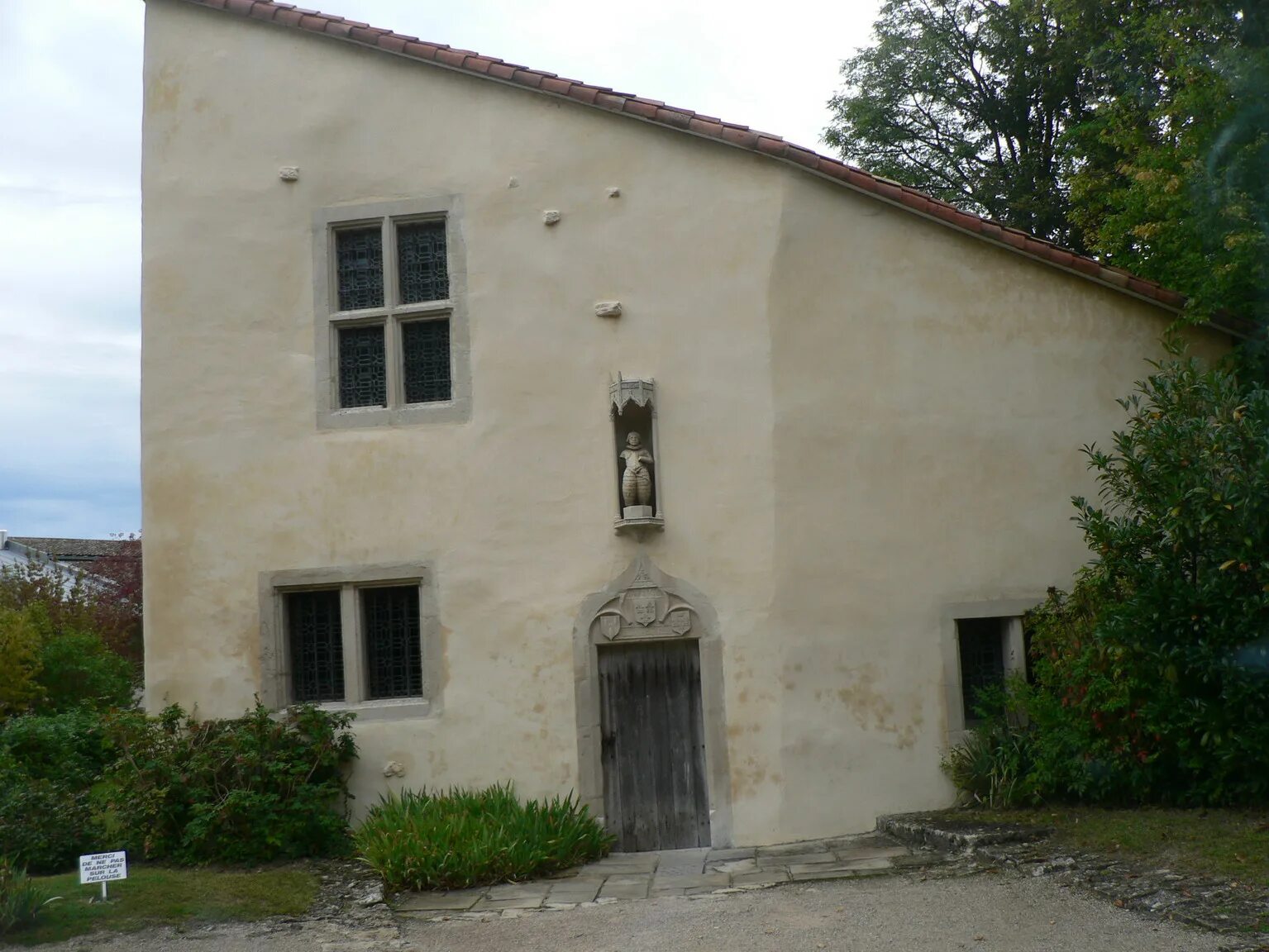 Дом жанны д’арк в домреми. Домреми франция. Статуя жанны д'арк в домреми. Домреми франция дом жанны. Дерево фей в домреми.