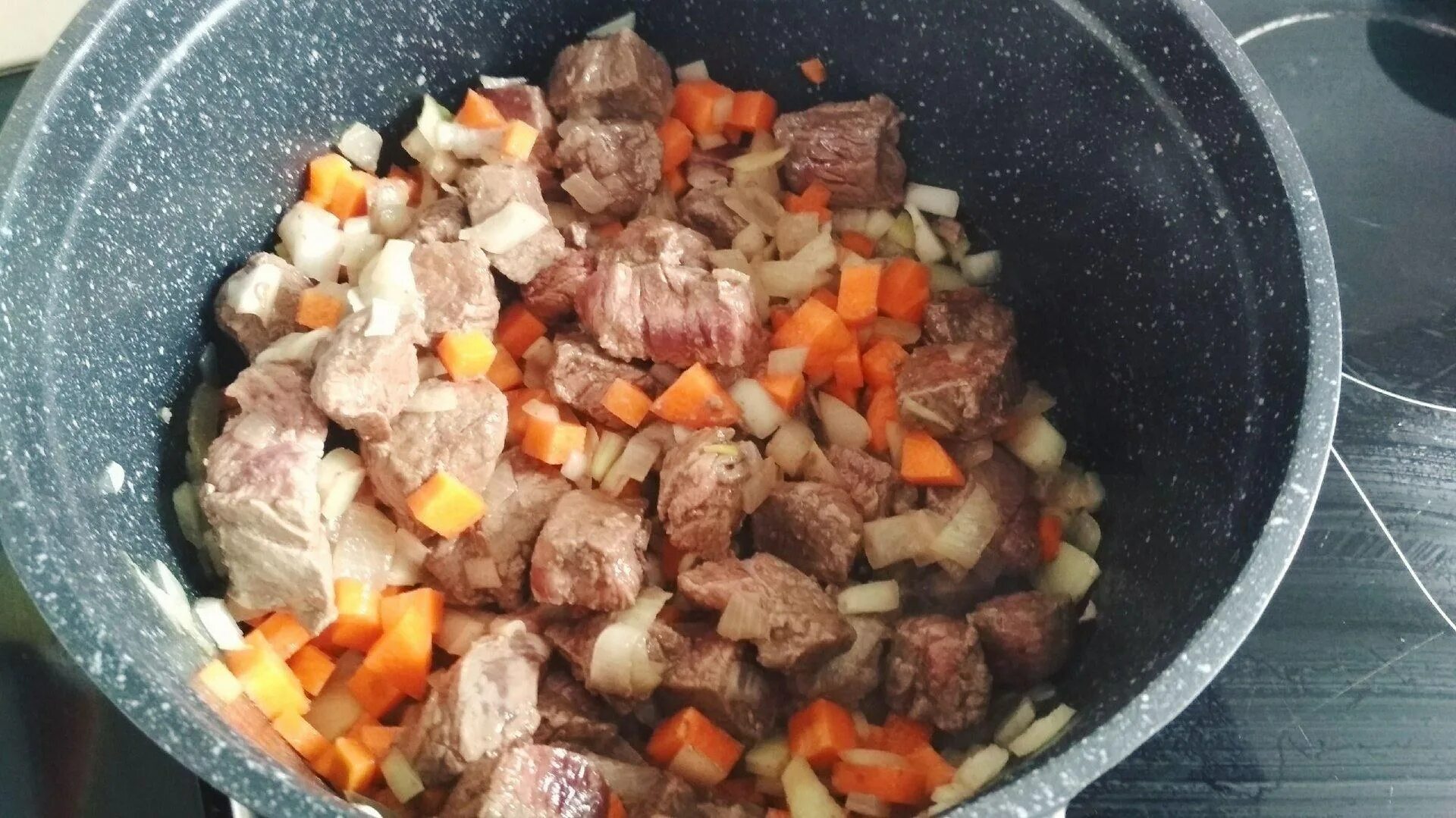 Мясо с морковкой и луком. Говядина тушеная в казане. Мясо тушеное с овощами. Свинина тушеная с луком и морковью. Гуляш в казане.