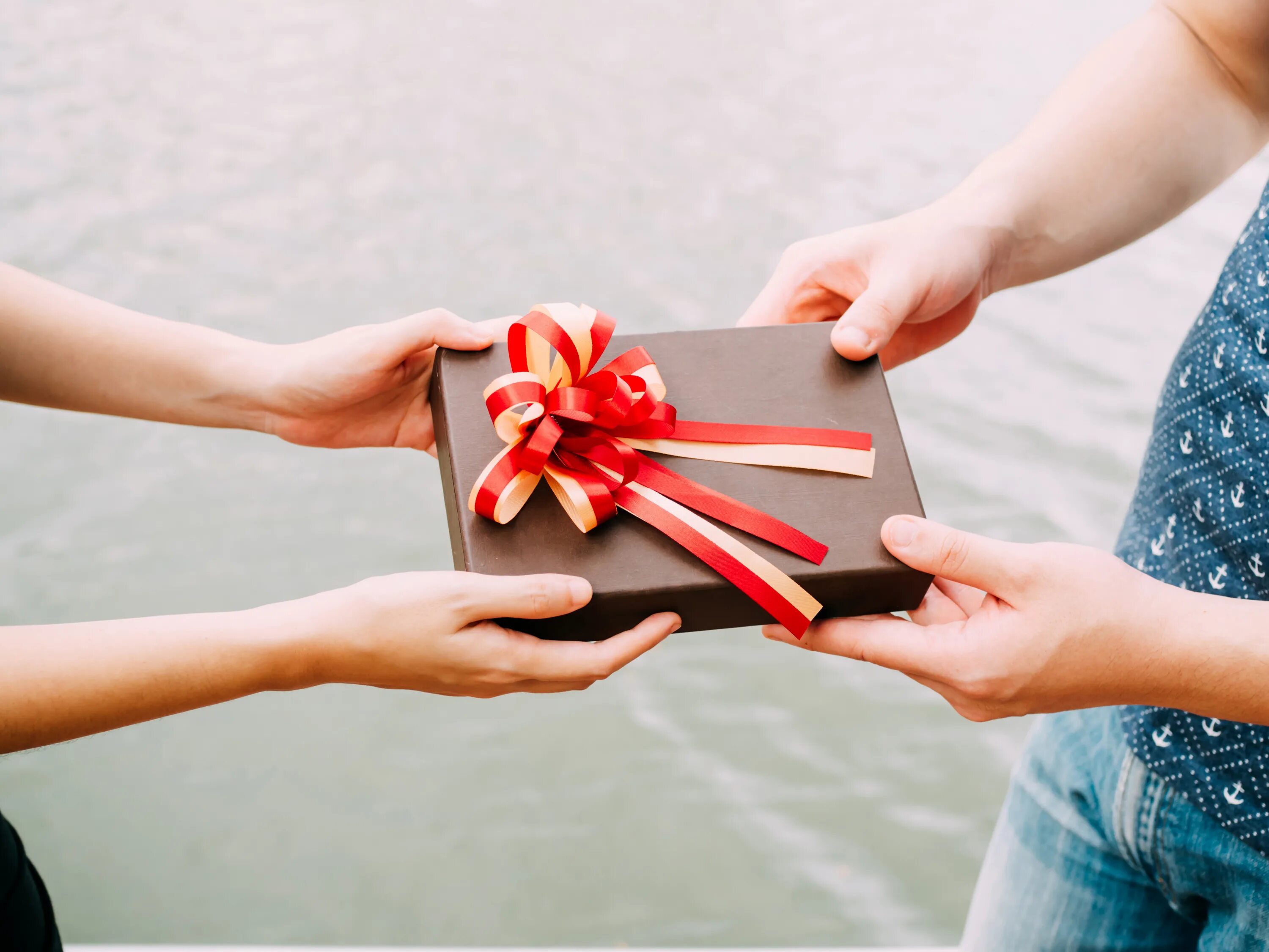 Receive a lot. Подарок. Человек дарит подарок. Маленький подарок в руке. Дарим подарки.