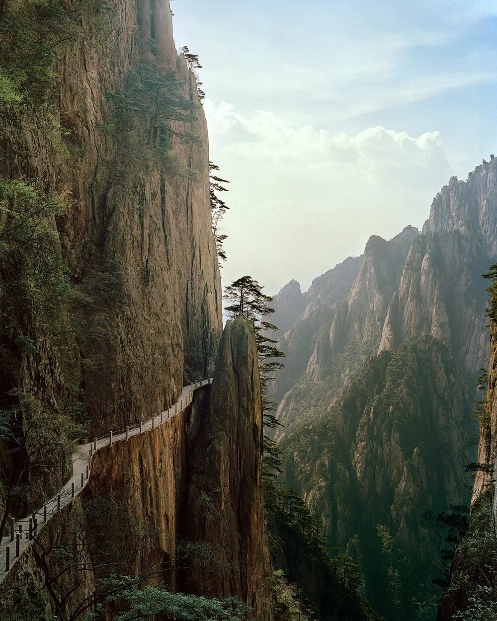 Amazing around. Горный хребет Хуаншань. Хуаншань Китай горы Хуаншань. Мост бессмертных Хуаншань. Мост бессмертных Хуаншань Китай.