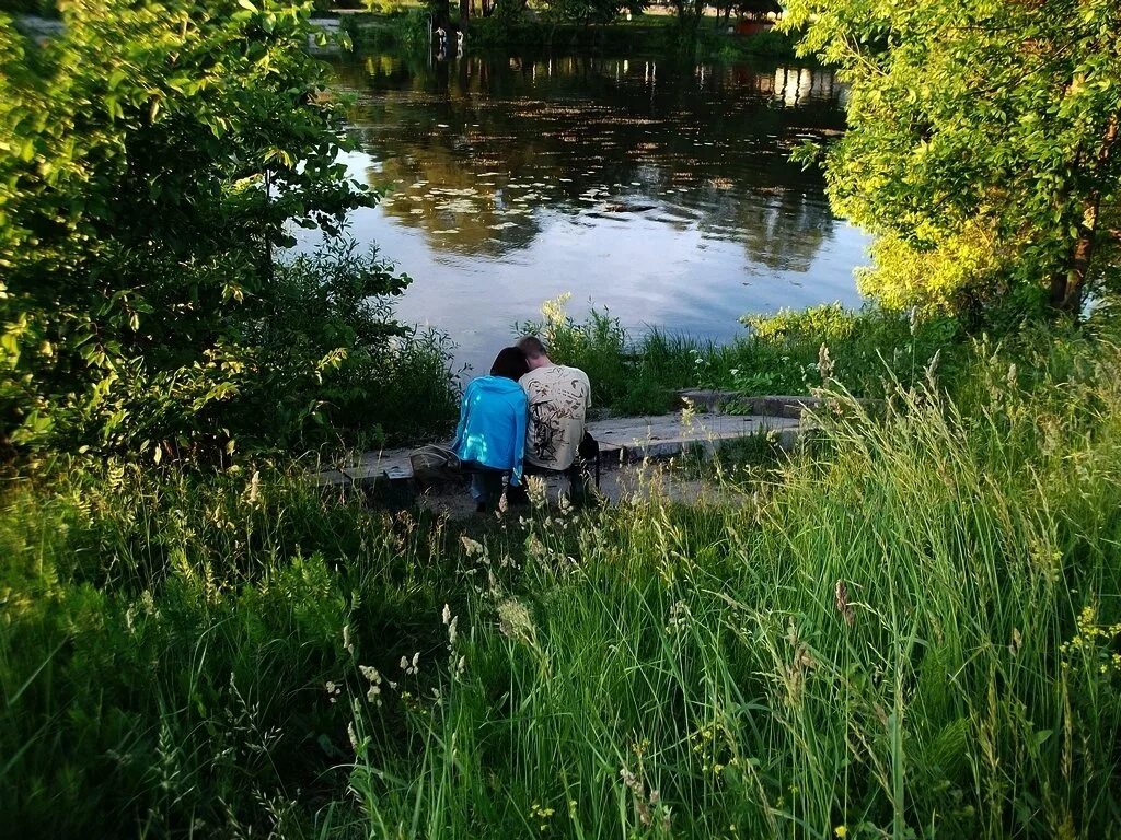 На реке на озере работал. Фотосессия у реки. Прогулка у водоема. На речке. Двое у реки.