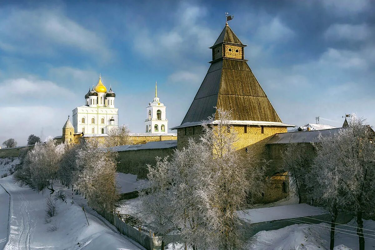 Ожерелье городов русских. Псковский Кремль Псков. Псковский Кремль Псков зимой. Псково-Печерский монастырь. Каменный Кремль в Пскове.