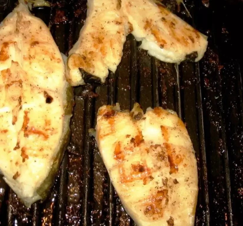 Пожарить зубатку на сковороде вкусно как стейк. Зубатка синяя стейк ~ 800г. зубатка на гриле. стейки зубатки на гриле. стейк зубатки жареный на сковороде.