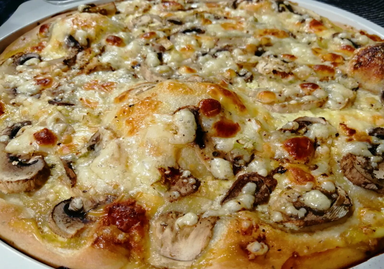 Пицца с грибами пошаговый рецепт. Пицца с грибами. Пицца с грибами и сыром. Домашняя пицца с грибами. Пицца с курицей и грибами.