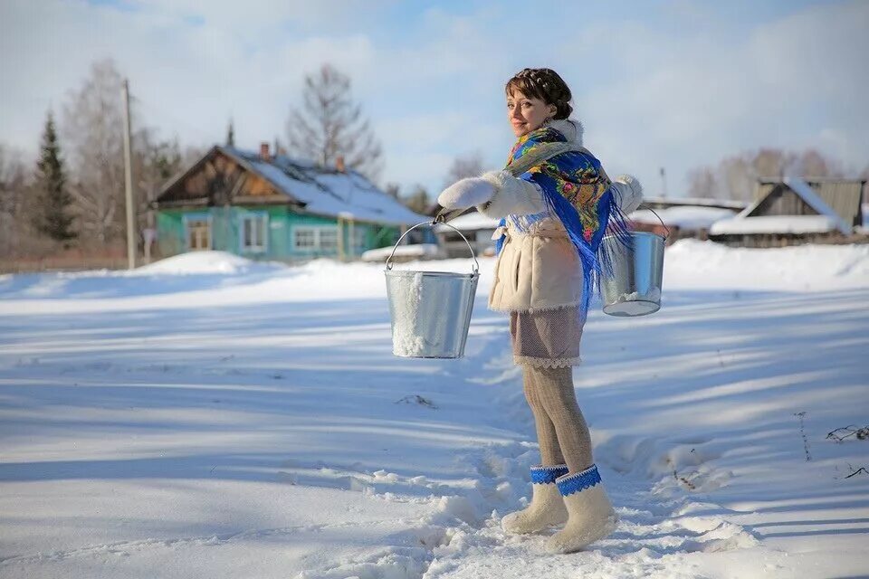 Вода деревенская. Девушка в деревне зимой. Деревенская женщина с ведром. Девочка зимой в деревне. Баба с коромыслом зимой.