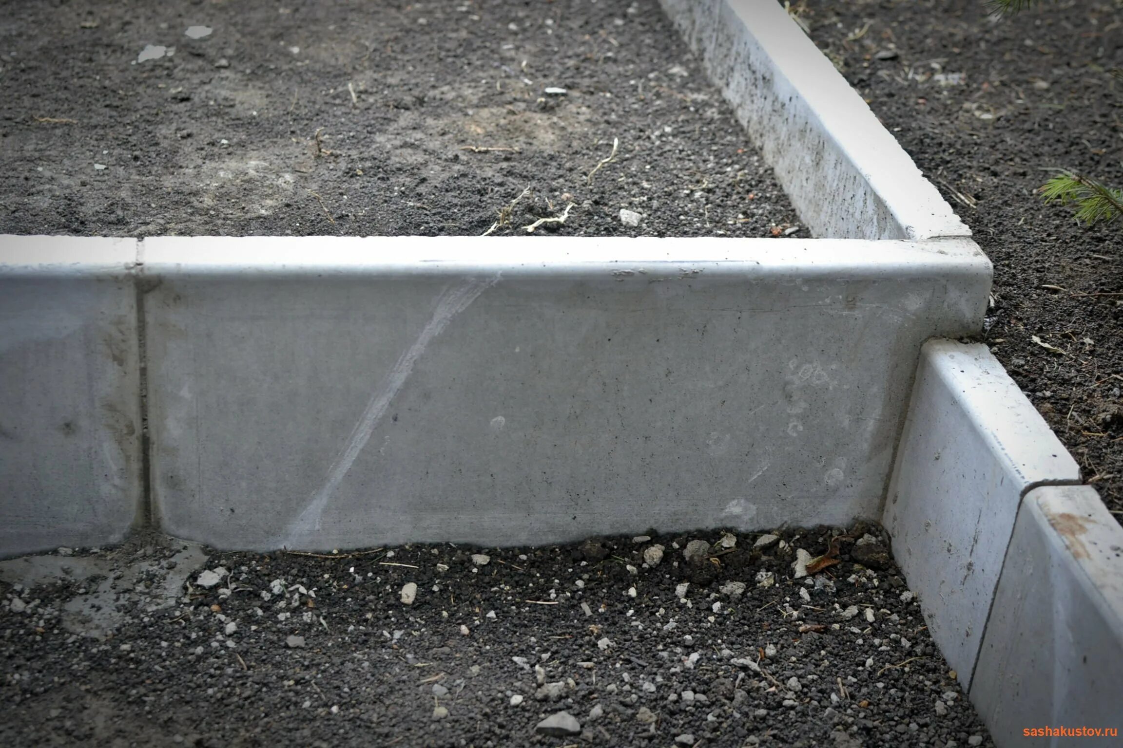 монтаж бордюра тротуарного. укладка бордюра для тротуарной плитки. монтаж бордюра. тротуарный бордюр укладка. укладка бордюрного камня.