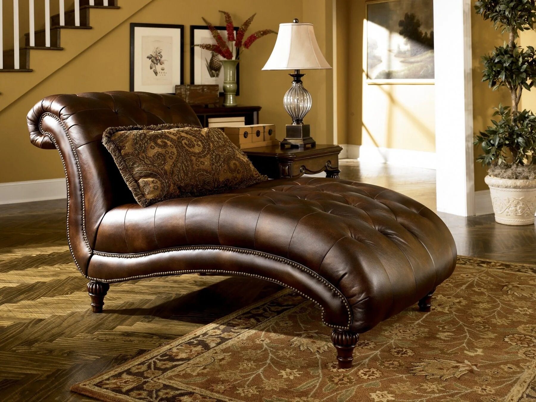 Что такое оттоманка у дивана. Оттоманка carpenter 108. софа кресло chaise longue. кушетка chaise lounge. кушетка козетка атаманка.