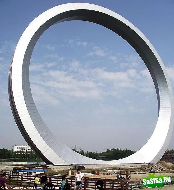 Известно в широком кругу. Огромный круг. Самый огромный круг. Самое большая окружность в мире. Самый большой круг в мире.