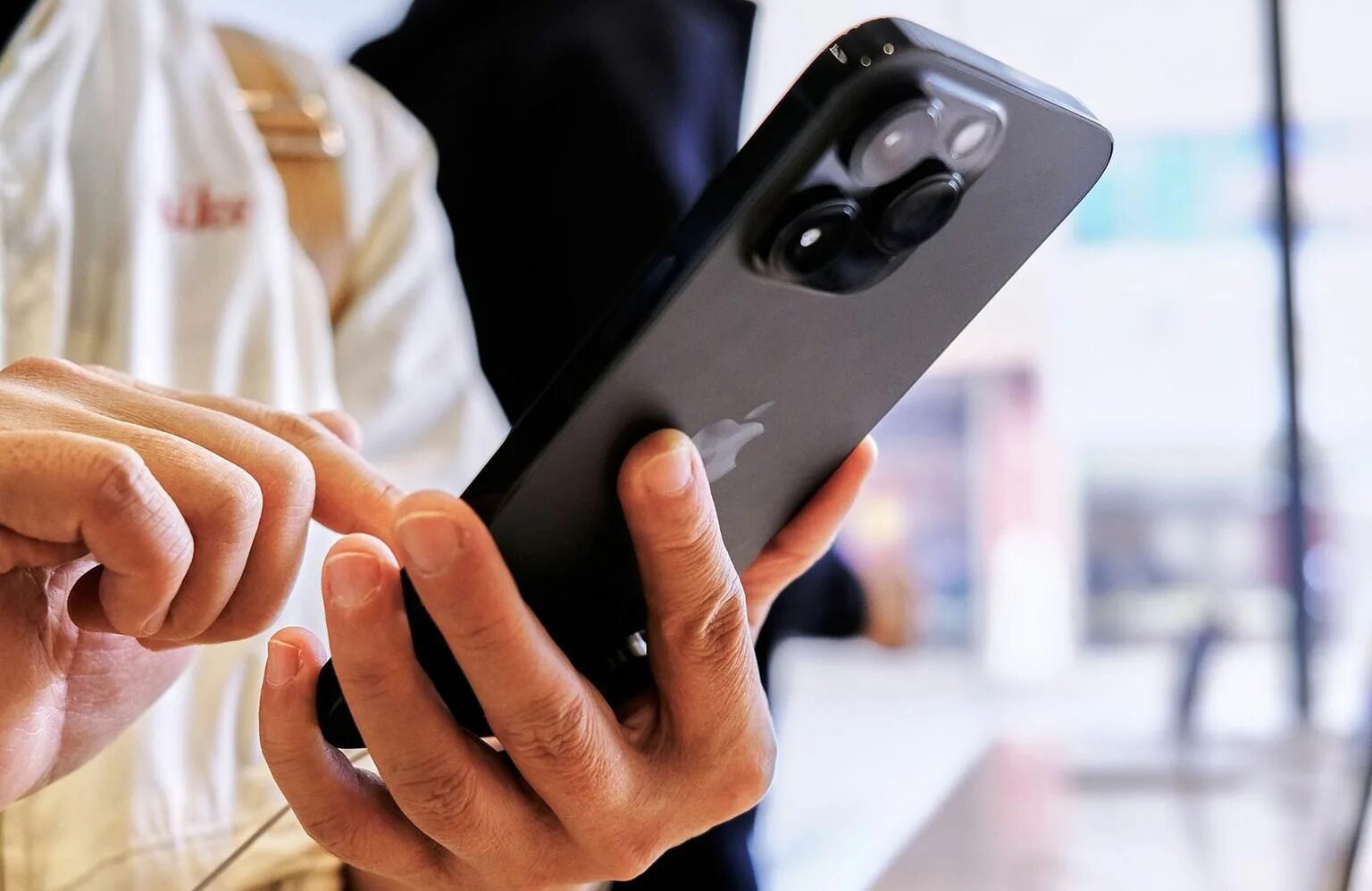 Чиновник со смартфоном. Чиновник с телефоном. Айфон в россии запретят. Iphone x. Айфоны запрещены госслужащим.