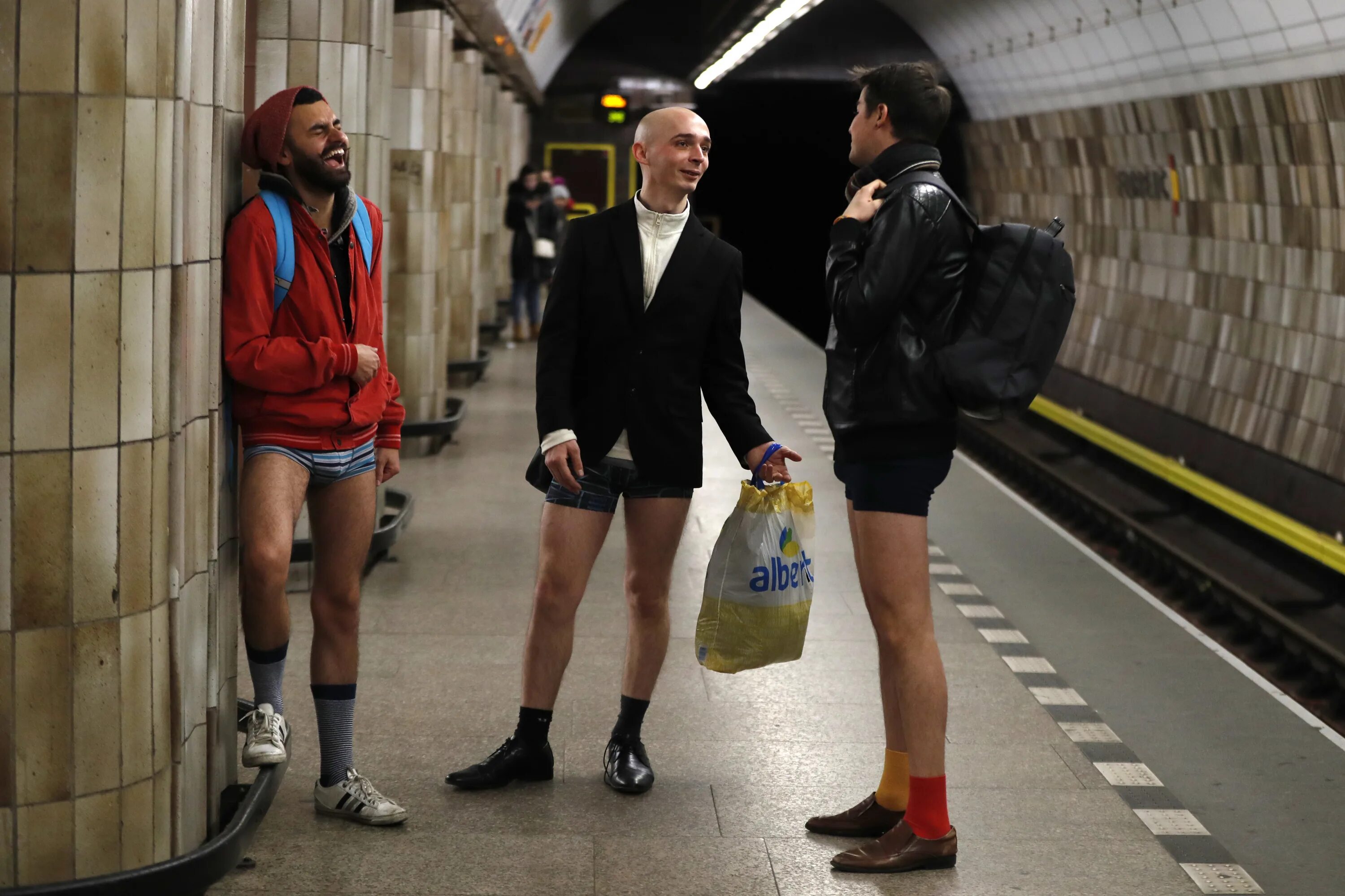 Метро брюки. В метро без штанов. люди в метро без штанов. парни в метро без штанов. остался без штанов.
