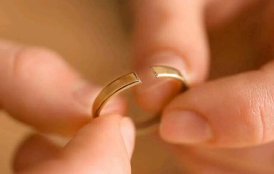Сломанное золотое кольцо. Поломалось кольцо золотое. Поломанное обручальное кольцо. Обручальные кольца поцелуйчики.