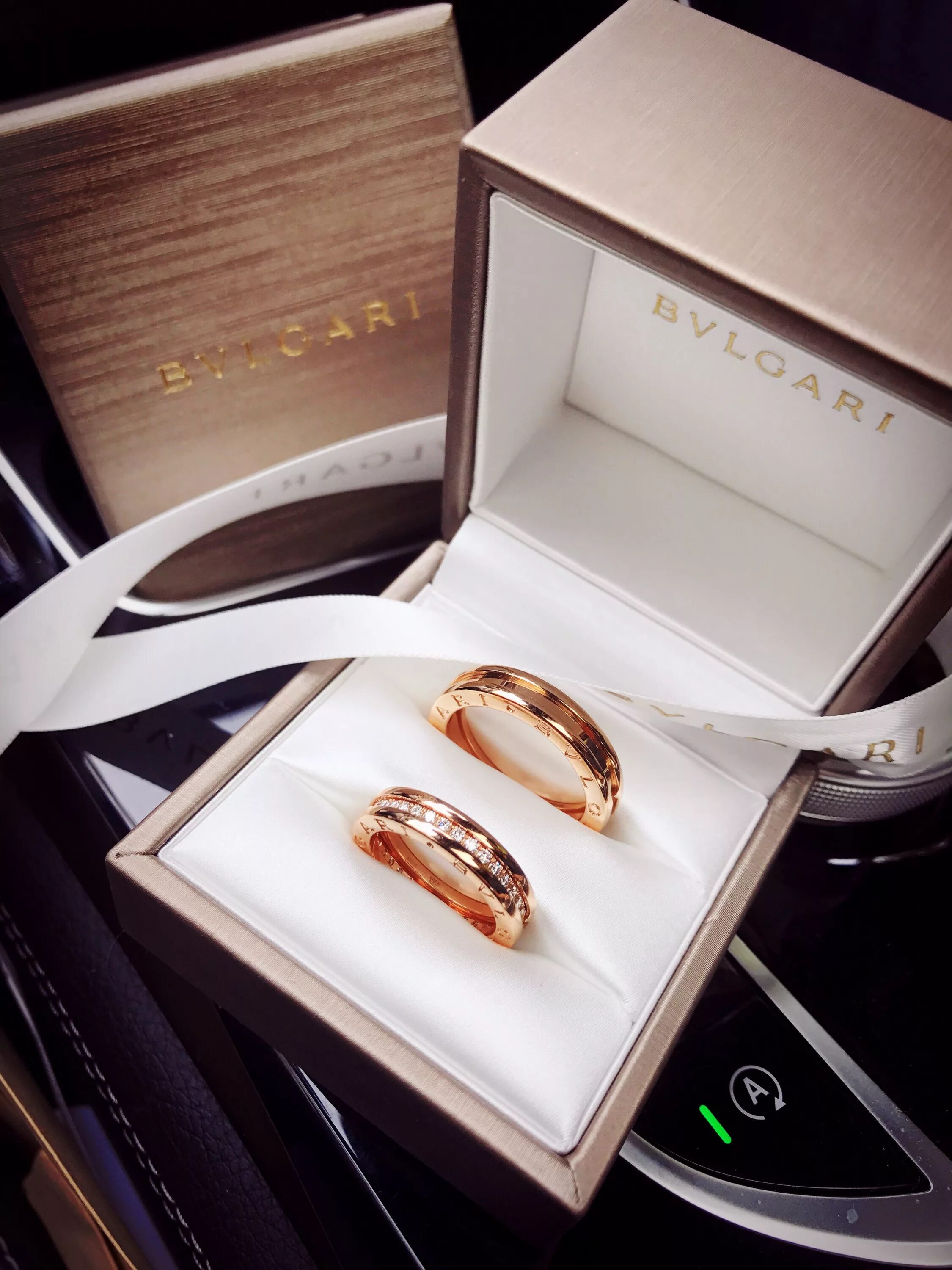 Серёжки золотые в коробочке. Золото в коробочке. Подарочная коробка с бантом. Роскошный подарок. Золото в коробочке.