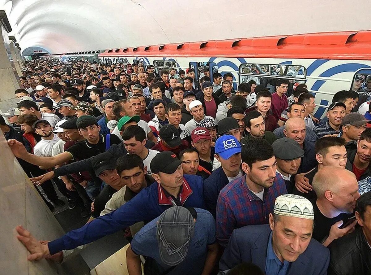 Мигранты как они есть. Мигранты в Москве. Мигранты из средней Азии в России. Толпа мусульман. Толпа мигрантов в Москве.