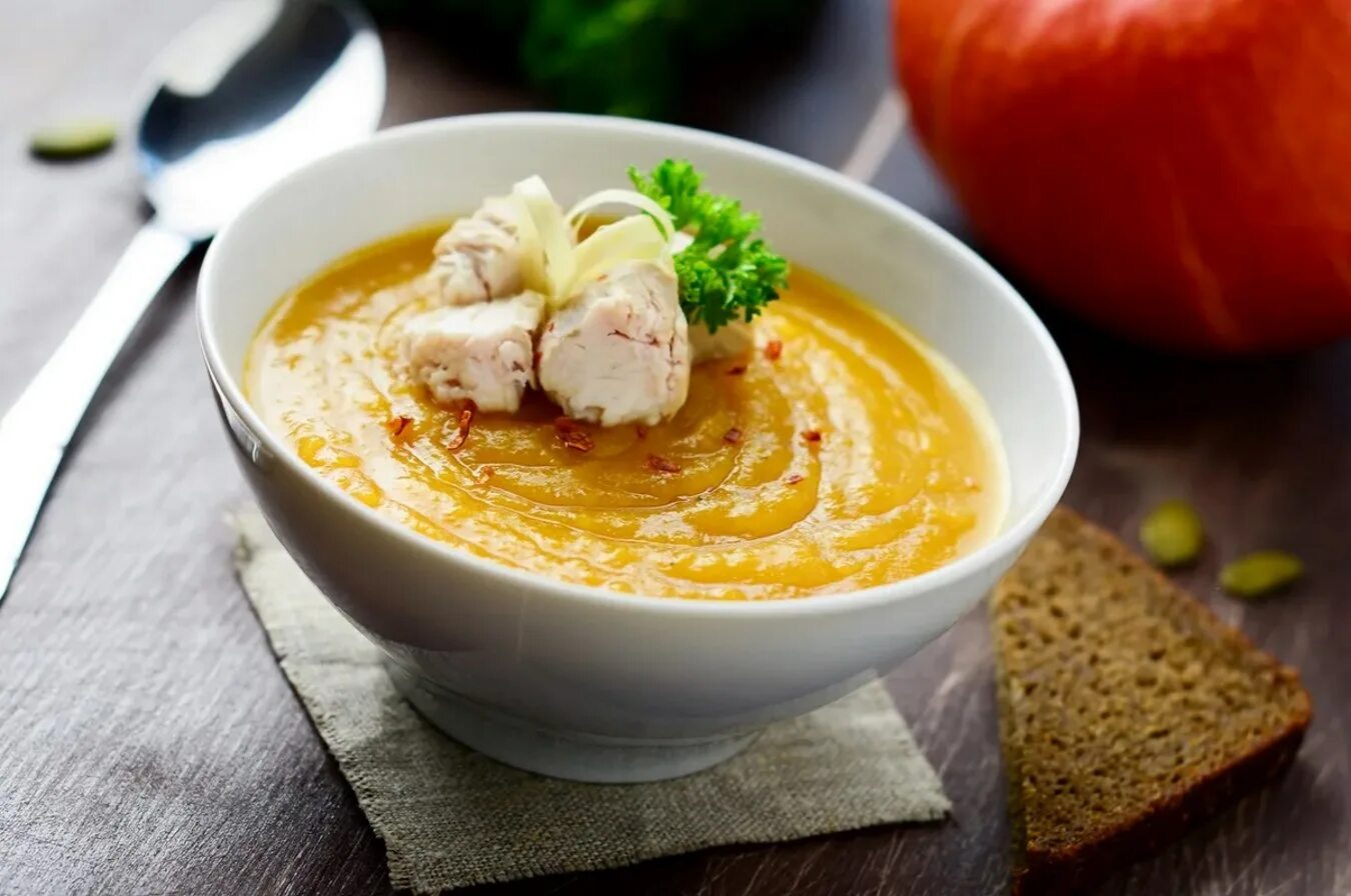 Приготовление суп пюре из курицы. Суп пюре. для супа. суп пюре куриный. овощной суп пюре.