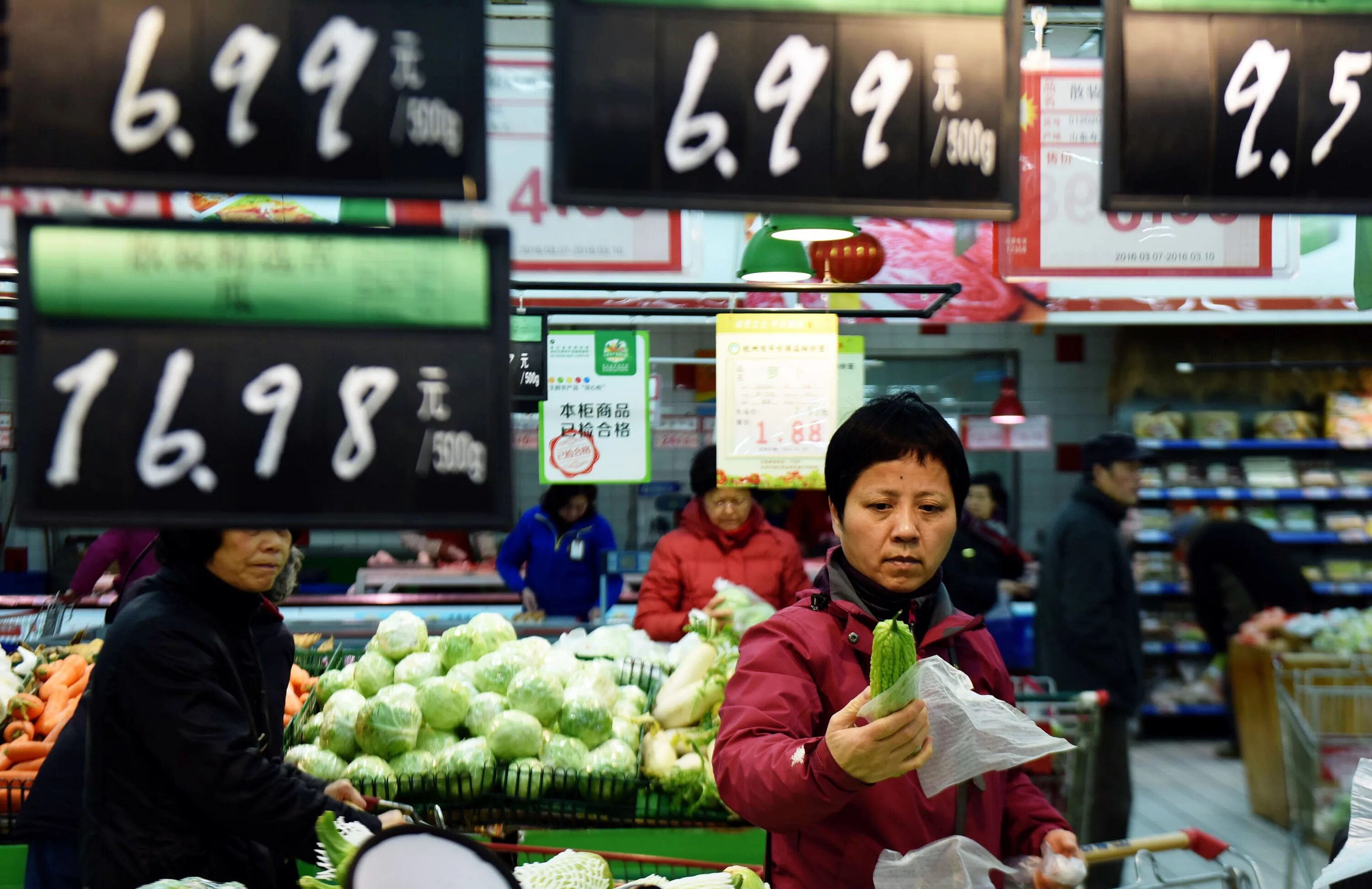 Экономика Китая. Экономия Китая. Экономика Китая фото. Китайцы в супермаркете. Великая китайская распродажа 2024