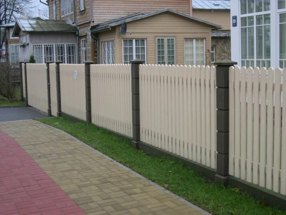 Сколько стоит забор без материала. Красивые заборы для дачи. Забор на дачном участке. Деревянные заборы и ограждения. Красивый недорогой забор.