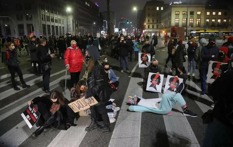 Протесты в Варшаве. Беспорядки в Польше 2020. Протесты в Польше против запрета абортов. Демонстрация в Варшаве. Митинги в польше