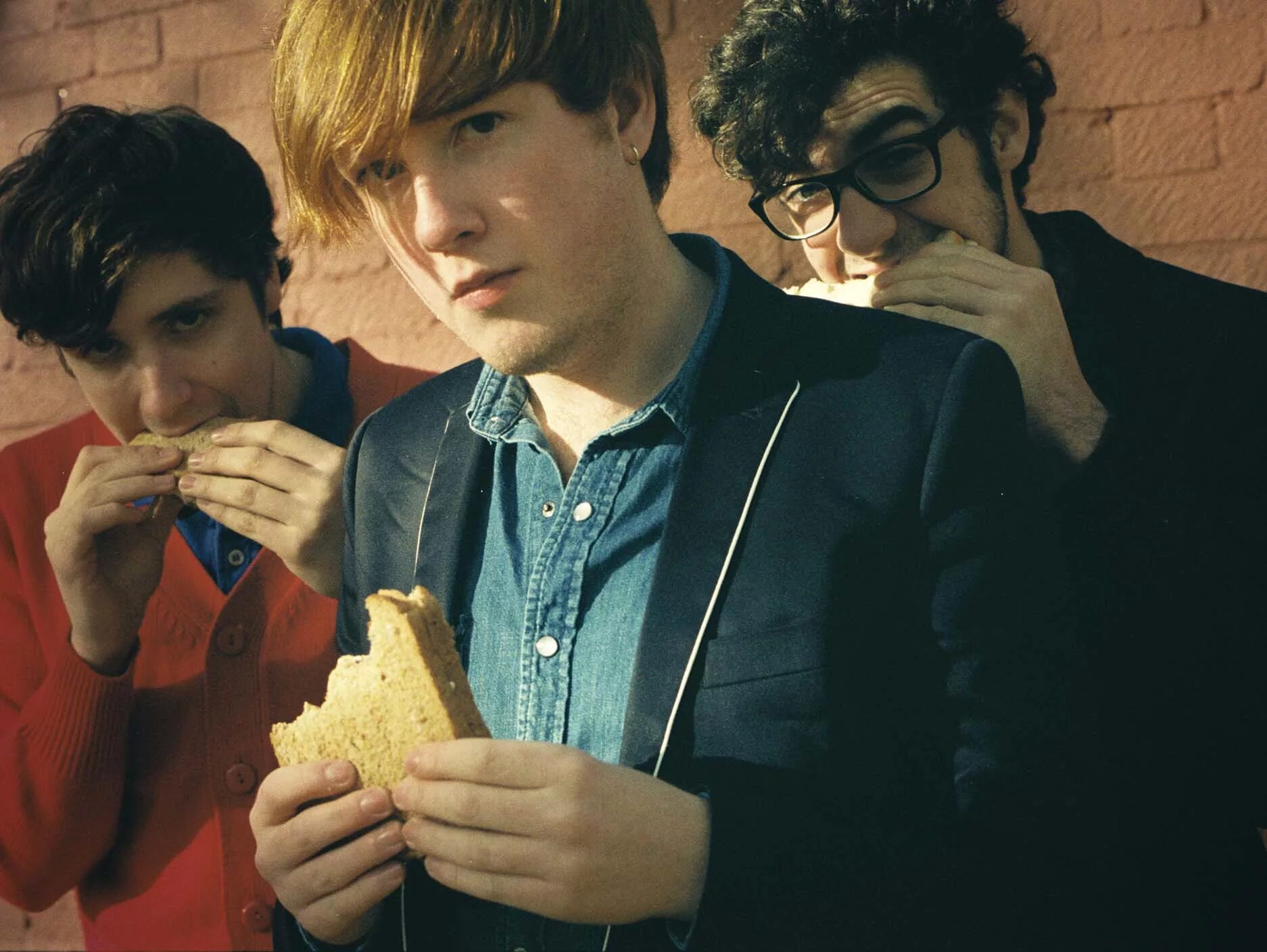 Martyn two door cinema club. Алекс тримбл two door cinema club. two door cinema club 2025. two door cinema club вокалист. two door cinema club 2025.