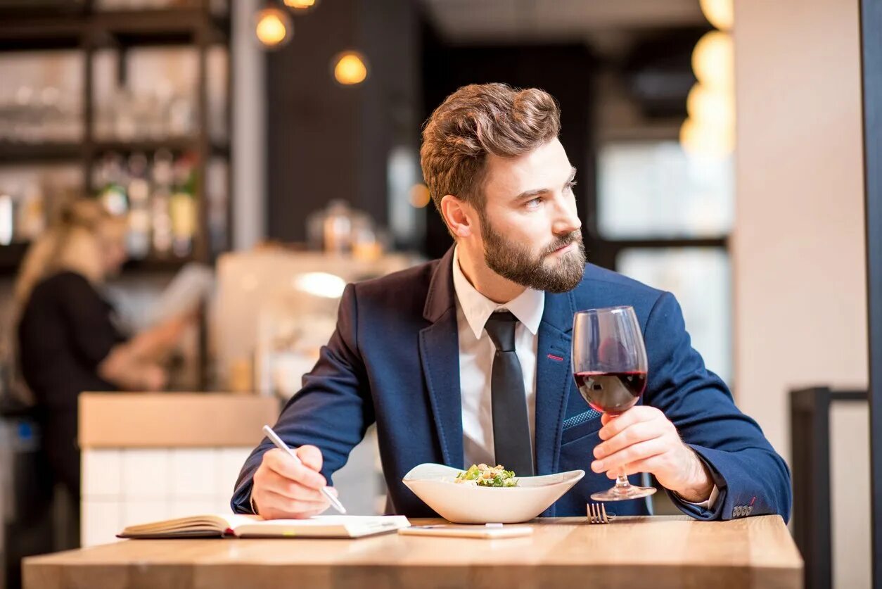 Order dinner. Парень в ресторане. Люди в ресторане. Мужчина в кафе. Фотосессия мужчины в кафе.