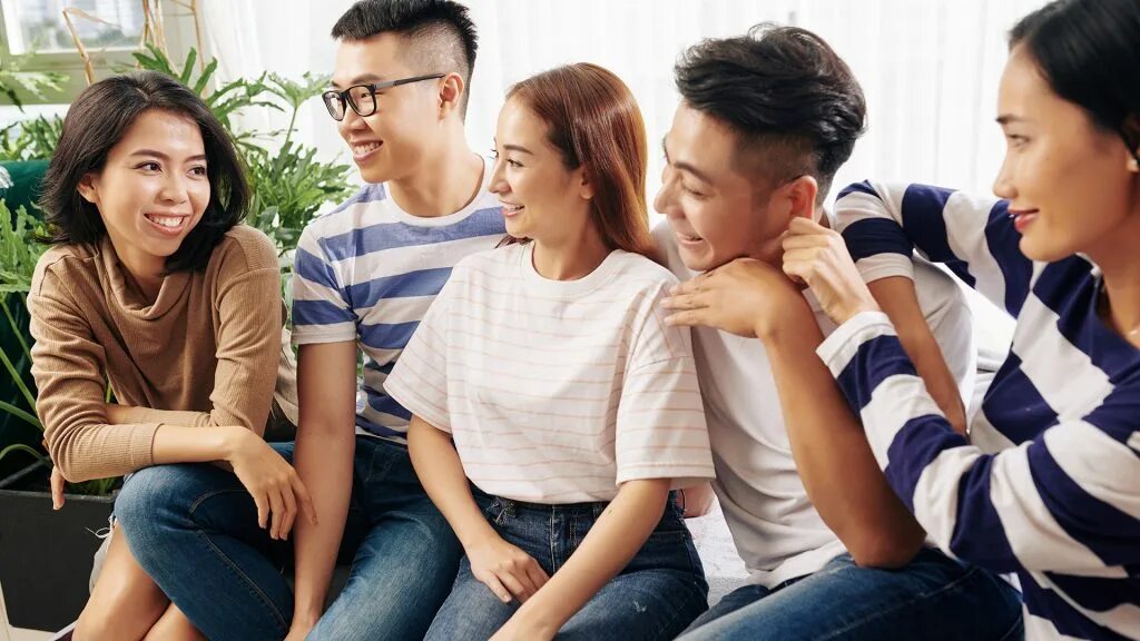 кругом азиаты. азиатские лица людей. кругом азиаты. счастливые подростки в лагере. кругом азиаты.