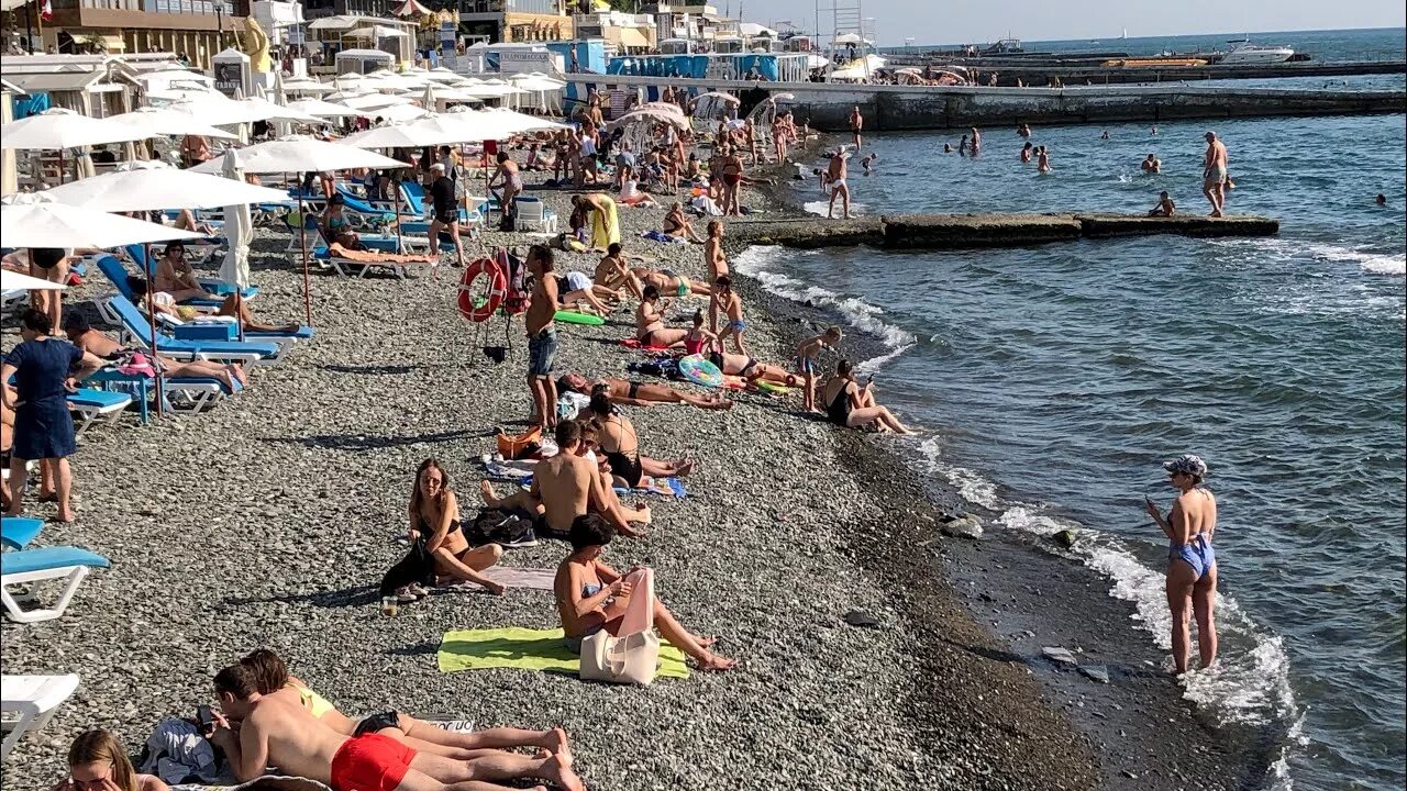 Сколько вода в сочи. Черное море октябрь Сочи. Море в Сочи в октябре. Климат Сочи в октябре. Купаются ли в Сочи в октябре.