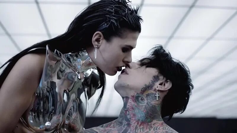 Burn world falling. Группа Falling in Reverse. Ронни Радке losing my Life. Falling in Reverse 2022. Ронни Радке Zombiefied.