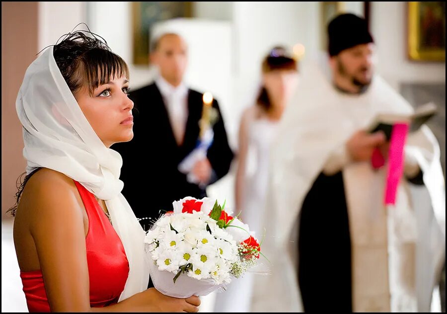 Мама одевает невесту. Невеста на венчании. Одежда для венчания. Жених и невеста венчание. Одежда невесты на венчание.