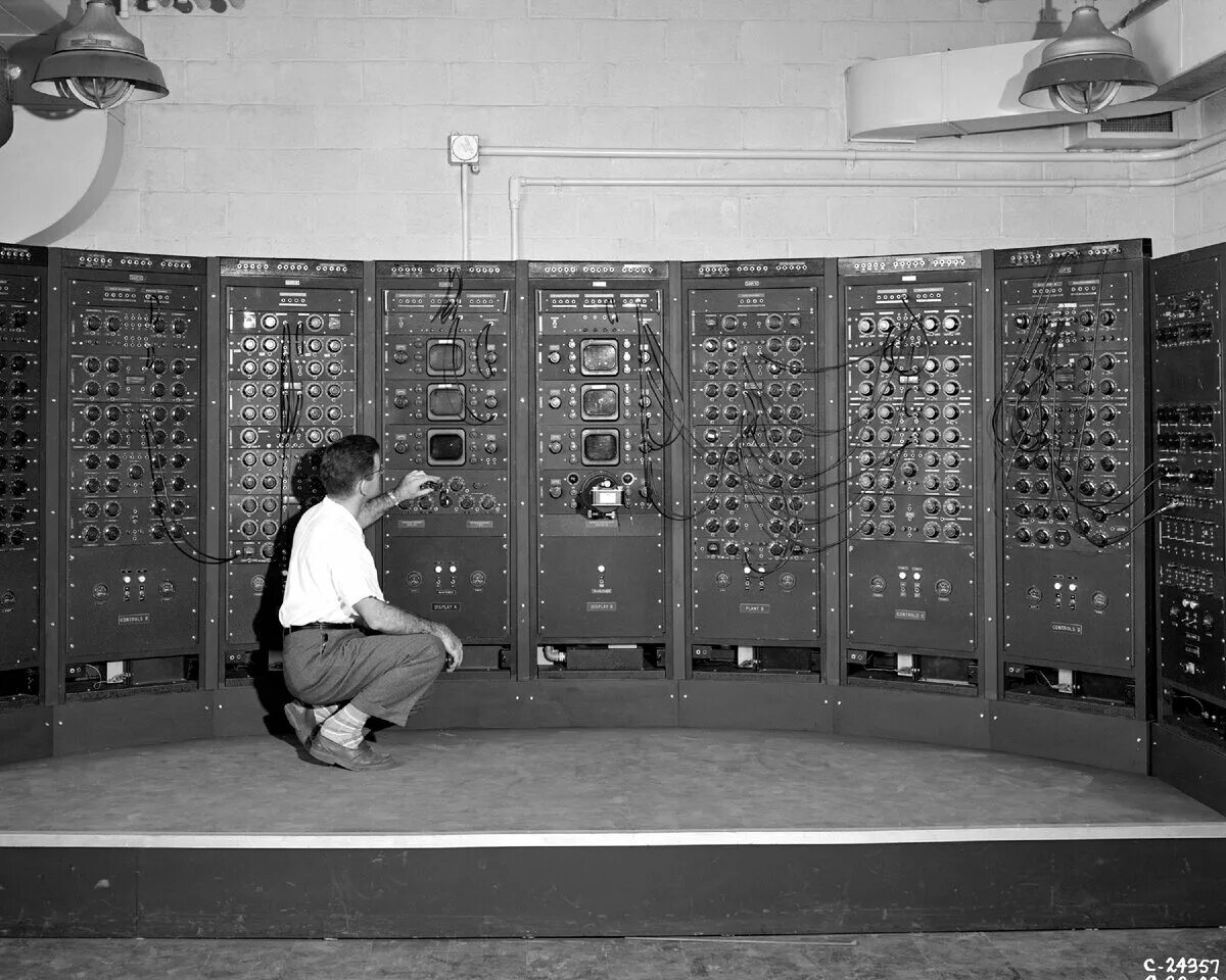 Что такое эвм. Электронно вычислительная машина. Eniac (Electronic numerical Integrator and Computer). Компьютеры на электронных лампах. Компьютеры первого поколения.