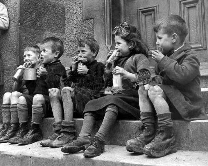 Беспризорные дети это. Беспризорные. Бедное детство. Школы для бедных детей в Англии. Шведские дети после войны.