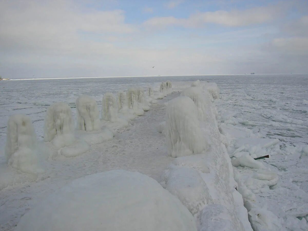 Замерзшее море в сочи. Замерзшее черное море 2012. черное море зимой. замерзшее море в крыму. замерзшее черное море в крыму.