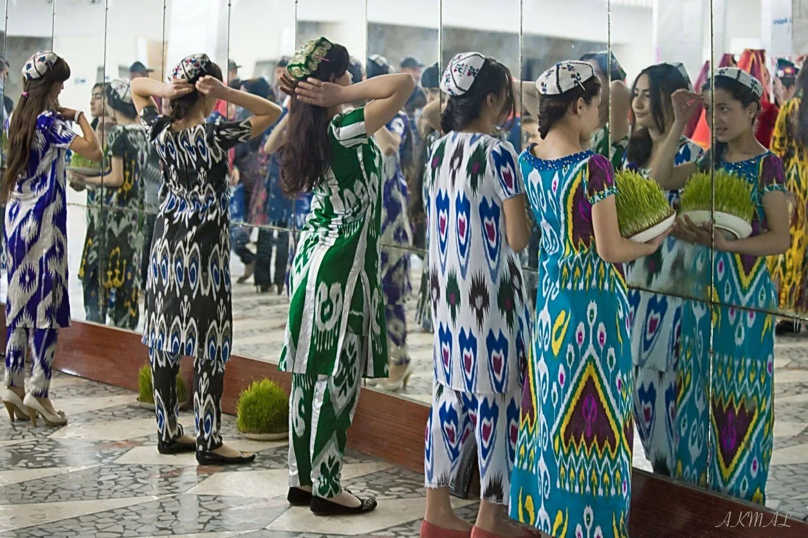 Таджики в душанбе. Узбекская Национальная одежда. Узбекские современные платья. Узбекские национальные платья. Таджикские платья повседневные.