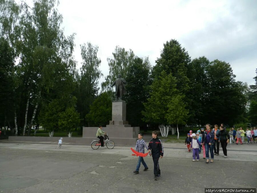 Жуковка брянской новости. Жуковка Брянская область площадь. Город Жуковка Брянская область Центральная площадь. Жуковка Брянск достопримечательности. Памятник город Партизанской славы Жуковка.