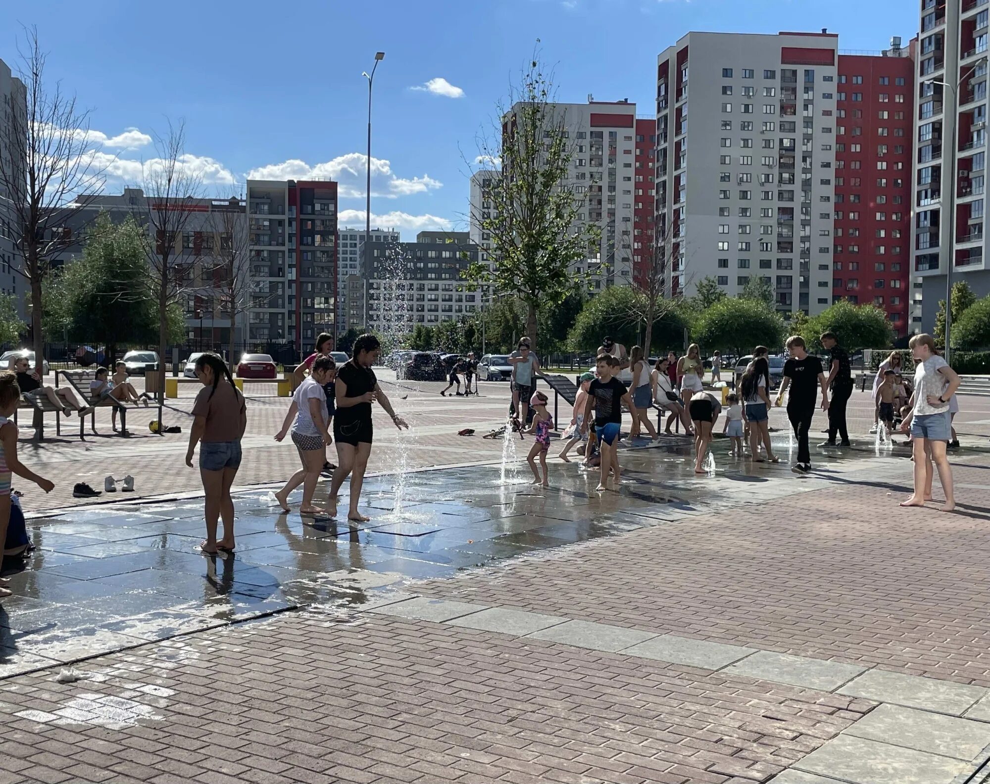 Жара летом в городе. Жара в тюмени. лето в городе. лето жара город. сухой фонтан.