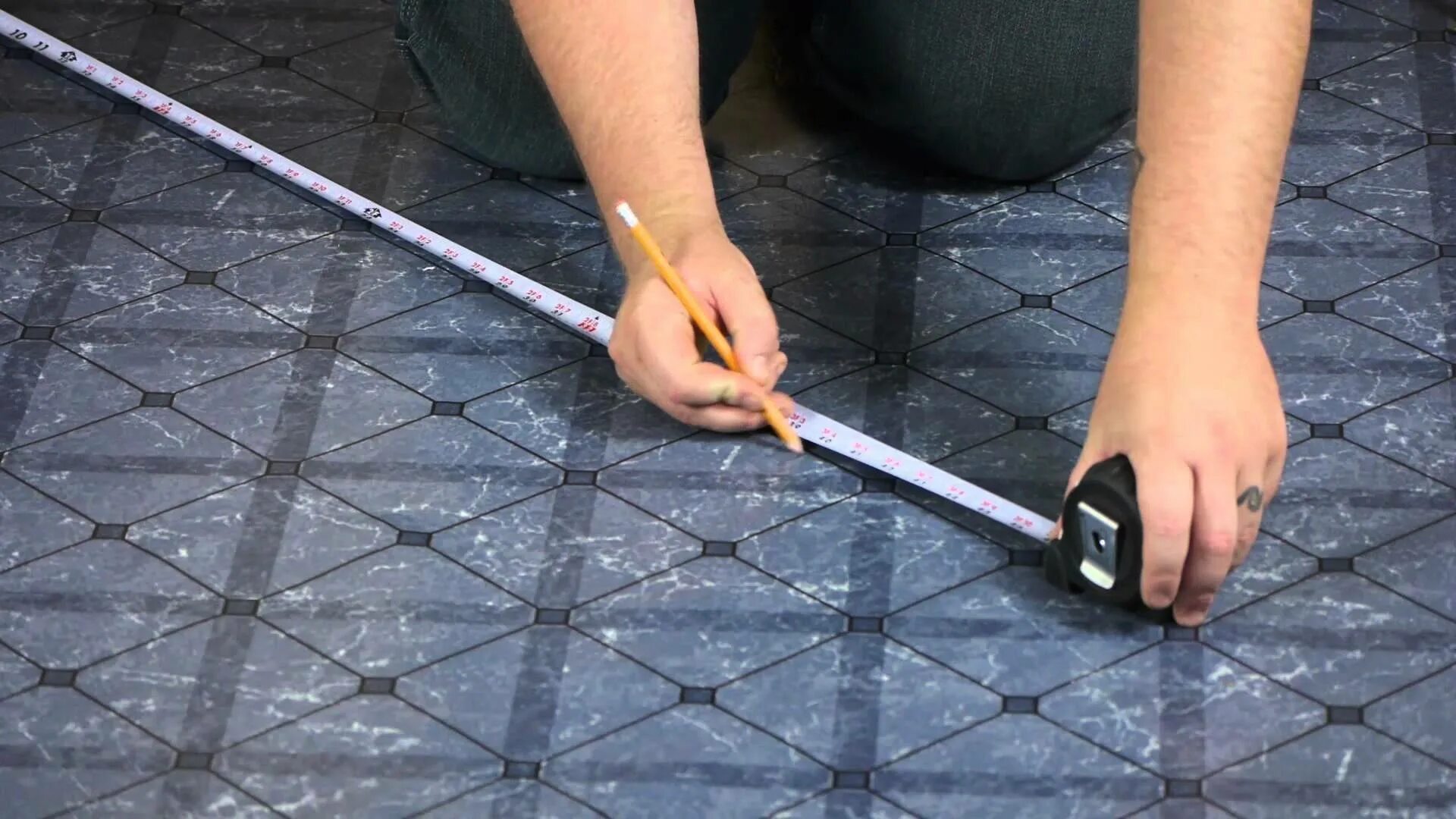 Как вырезать линолеум. Линолеум floor tiles. разметка пола для плитки. укладка линолеума. разметка в на линолеуме.