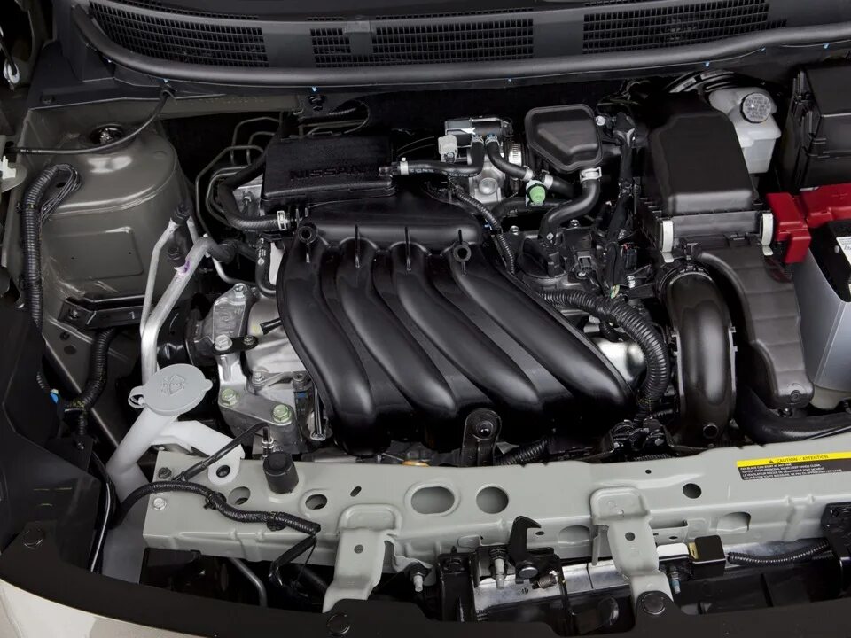 Двигатель Тиида 1.6. Мотор Ниссан Тиида 1.6. Подкапотное пространство Nissan Tiida. Nissan Note 2012 под капотом.