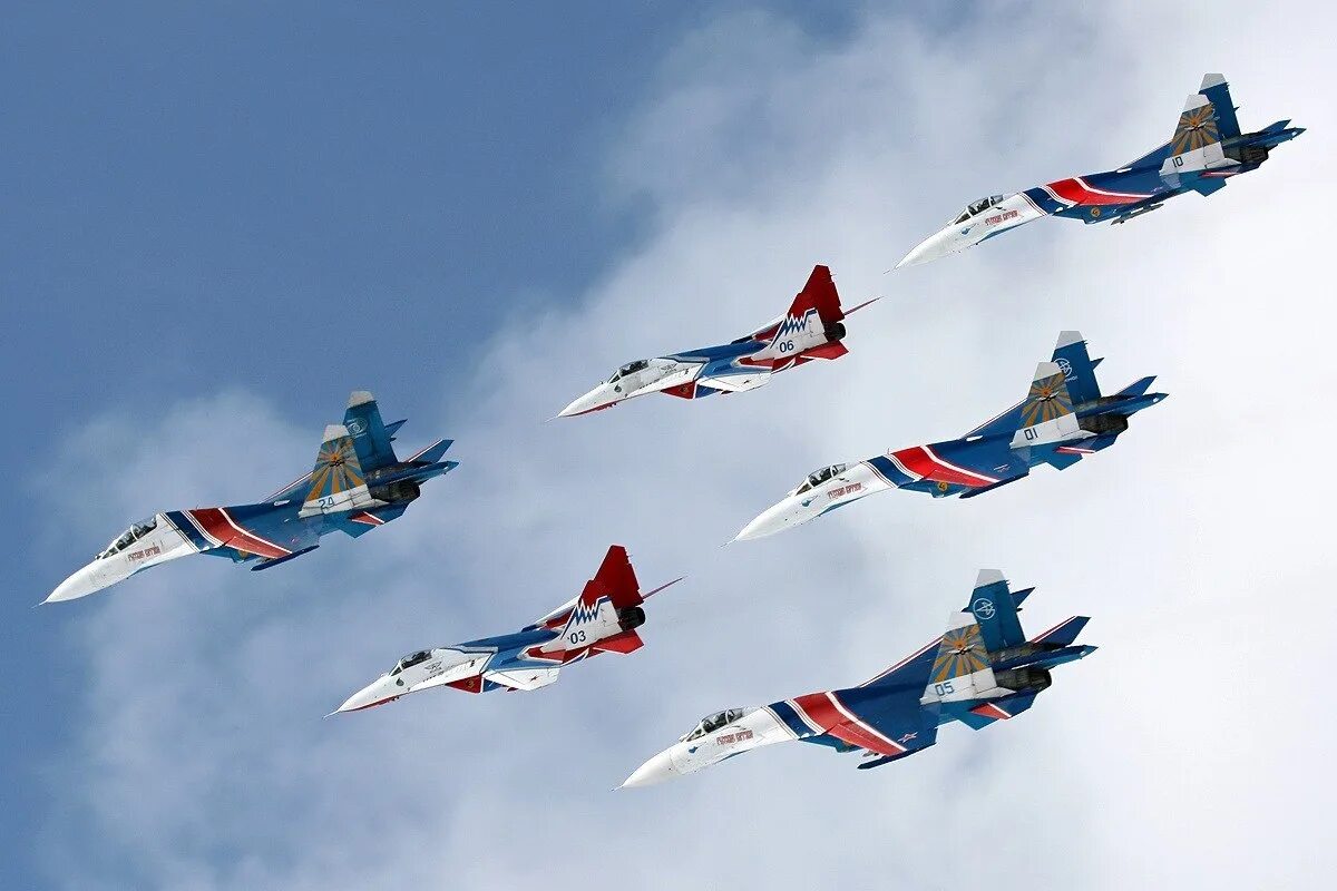 Су-27 пилотажная группа "русские витязи. Стрижи пилотажная группа. Истребитель су 30 русские витязи. Истребители стрижи и русские витязи. Русские витязи самолеты су-27.
