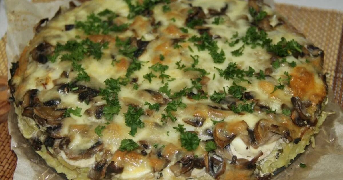 Запеканка с картошкой грибами и сыром. Картофельная запеканка с грибами. Запеканка с сыром и грибами. Запеканка с грибами и картофелем. Запеканка картофельная с грибами и сыром в духовке.