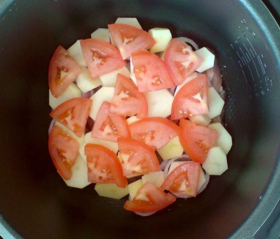 Мясо по-французски в духовке слои по порядку. Свинина по-французски в мультиварке. Мясо по-французски в мультиварке редмонд с картошкой. По французски в мультиварке. По французски в мультиварке.