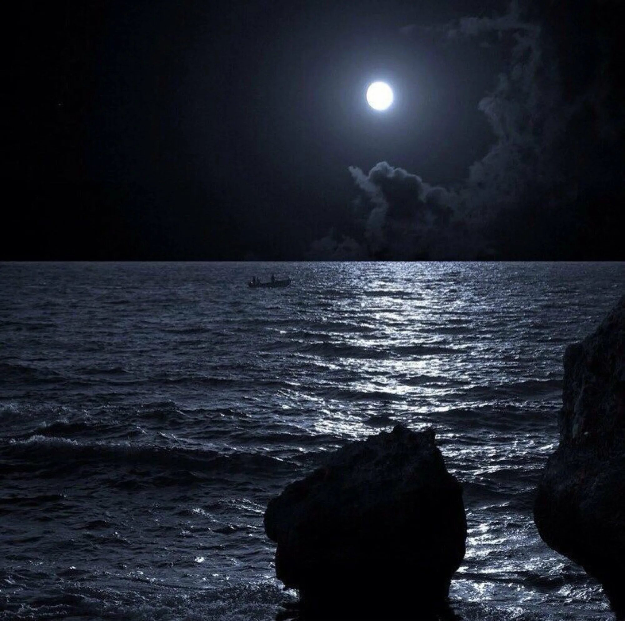 Темную лунную ночь. Ночь луна море. лунная ночь на море. ночь в море. море в темноте.