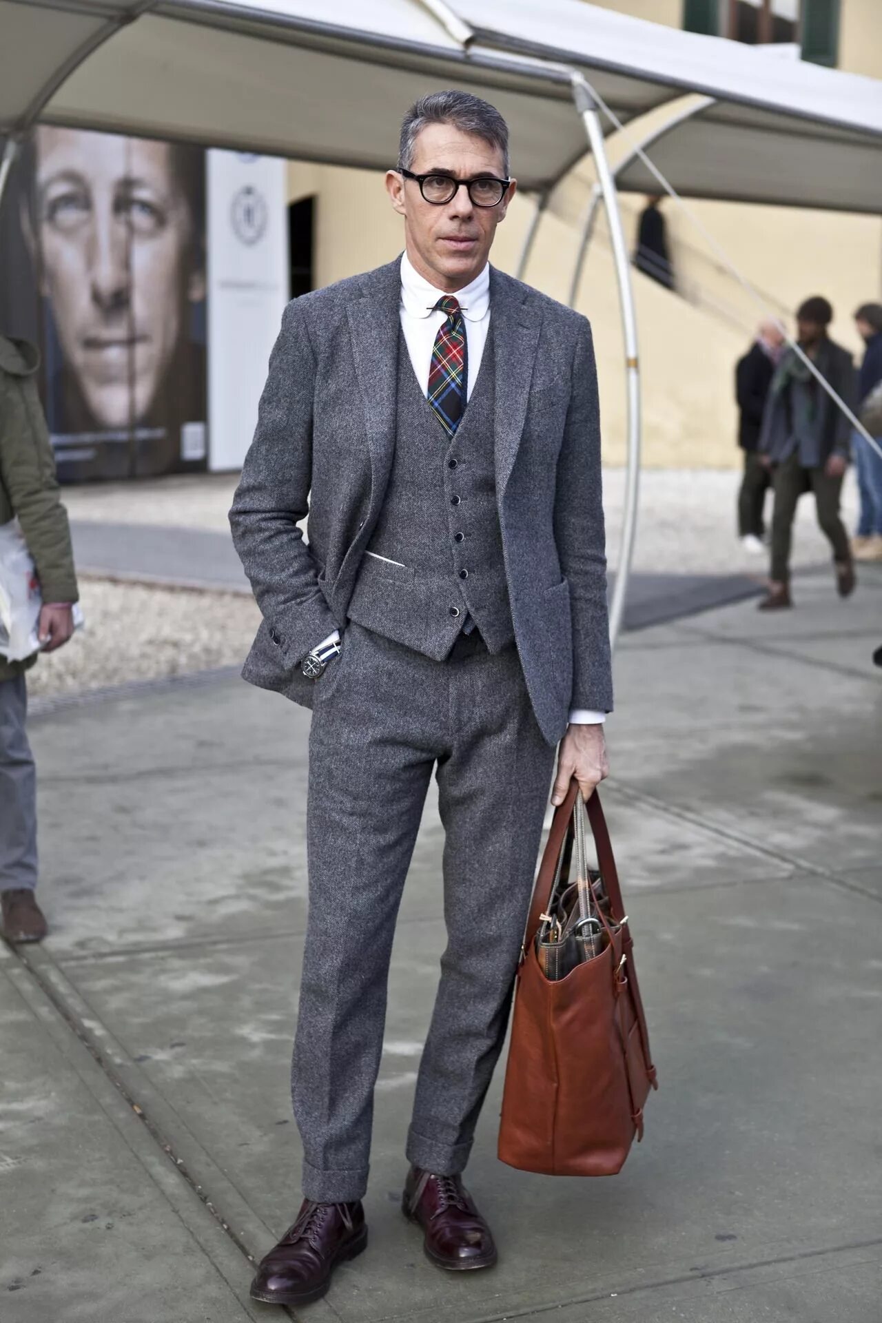 Серый костюм какая обувь. Питти Уомо классический костюм 2020. Pitti uomo брюки. Классический стиль мужской. Мужская мода классика.