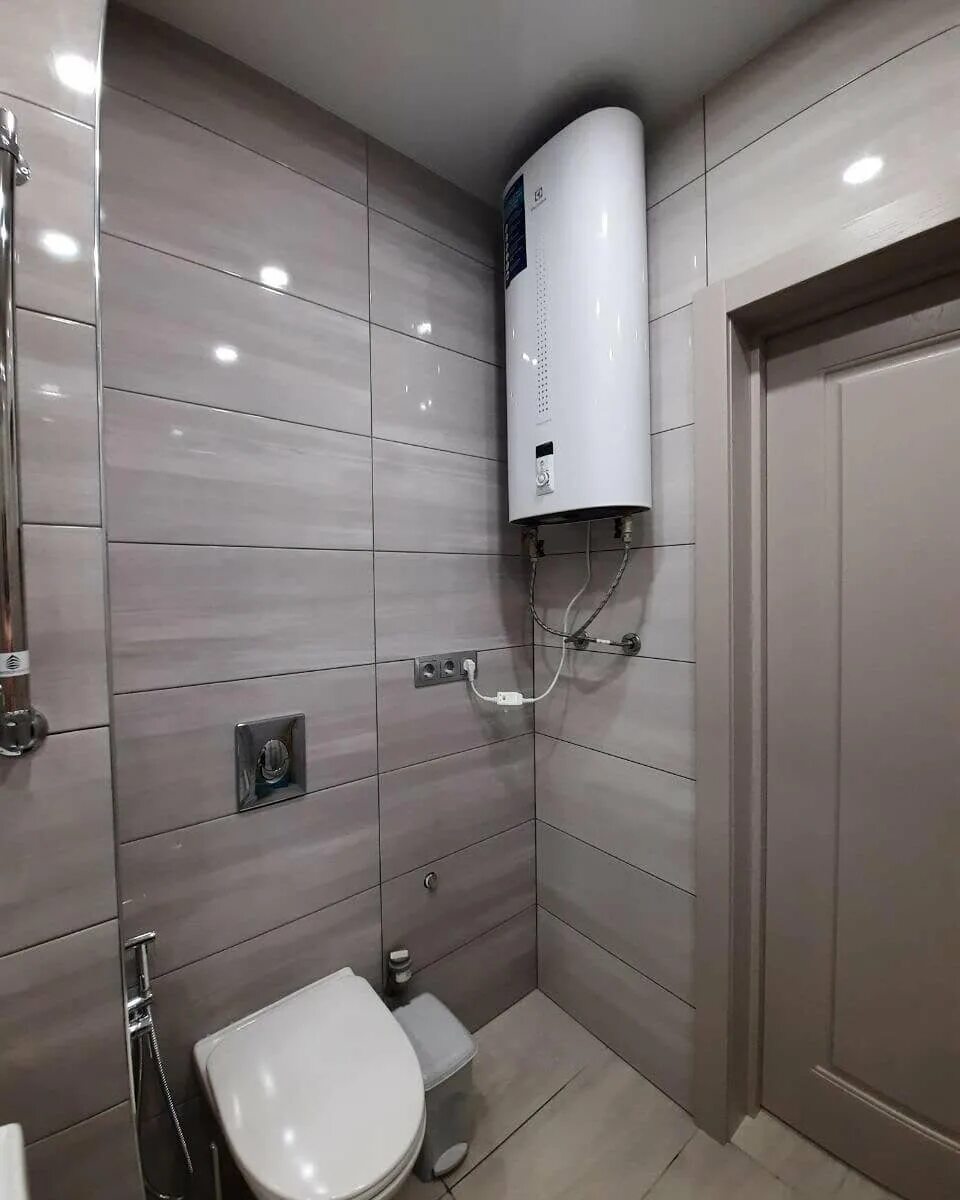 Tesy bilight slim 30. Водонагреватель в ванной. Бойлер в ванне фото. Водонагреватель в туалете. Бойлер в ванне фото.