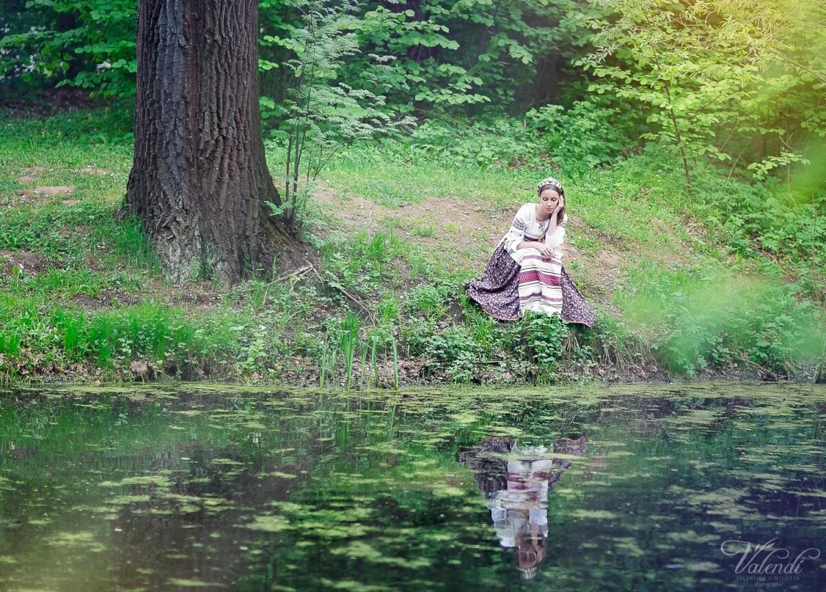 Аленушка босиком. Аленушка. Страшная аленка памятник в нововоронеже. Алёнушка кувандыка. Памятник алёнушке нововоронеж.