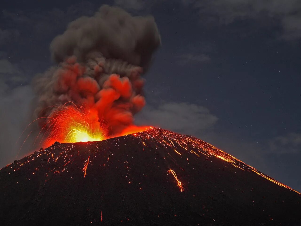 Землетрясение извержение. Индонезия вулкан Кракатау. Кракатау Индонезия извержение. Извержение вулкана Кракатау. Извержение вулкана Кракатау в Индонезии.