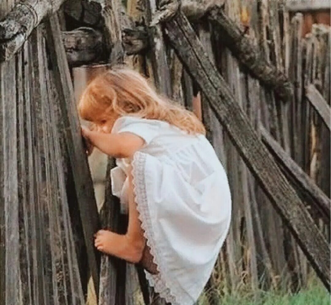 Девушка через. Девушка через