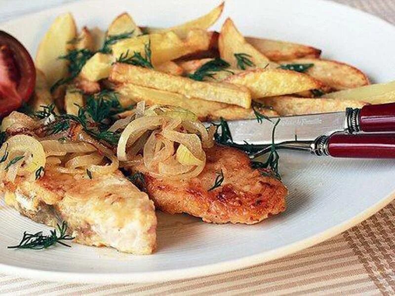 Рецепты рыбы на сковороде кусочками. Блюда из рыбы. Рыба жареная. Рыба с картошкой. Жареная рыба с картошкой.