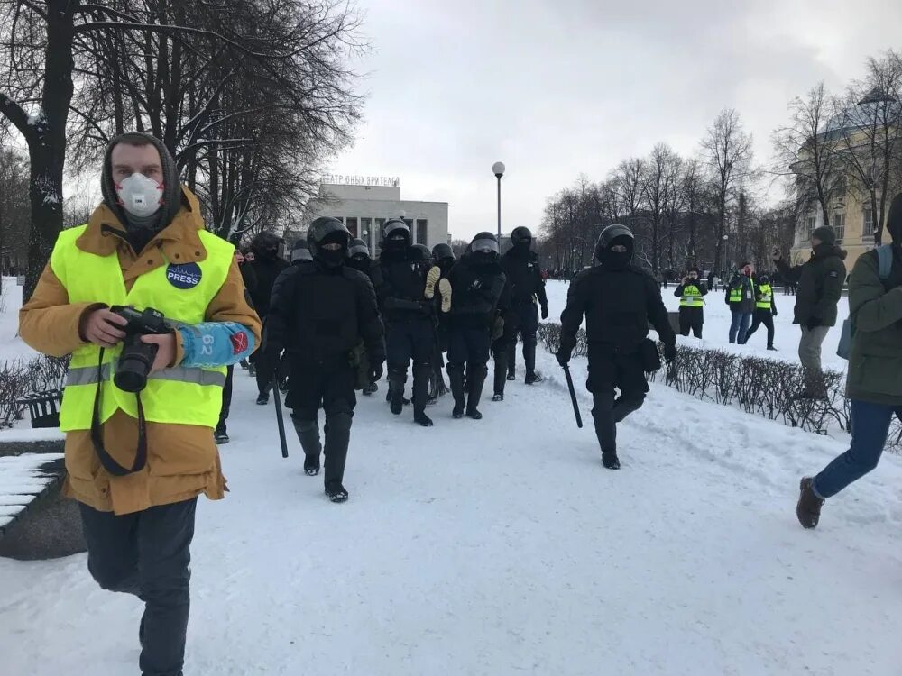 Петербург митинг навальный. Протесты в Питере 31 января. Митинг 31 января 2021 Санкт Петербург Навальный. Задержания СПБ 31 января митинг. Митинги у ТЮЗ.